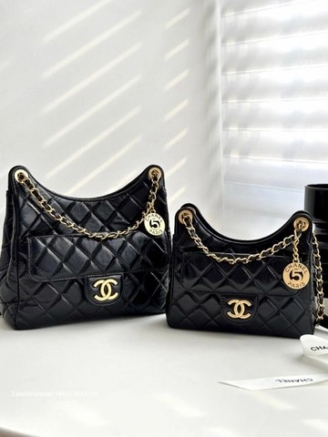 샤넬 스몰 호보 백, 유광크럼플드 카프스킨 & 골드톤 메탈, 블랙 AS4323 C2