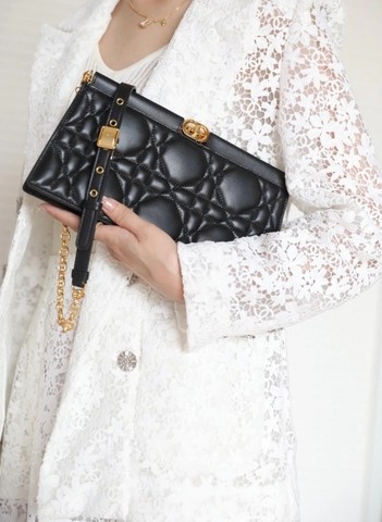 Dior Caro Colle Noire 클러치 위드 체인 블랙 까나주 S5166UDBB