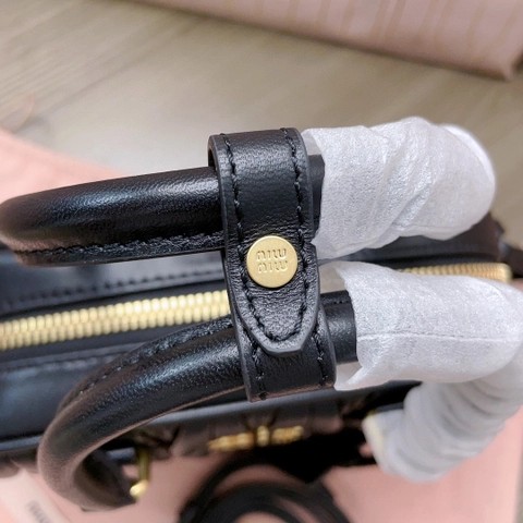 Miu Miu Arcadie 마틀라세 나파 가죽 백 5BB123 블랙 M1