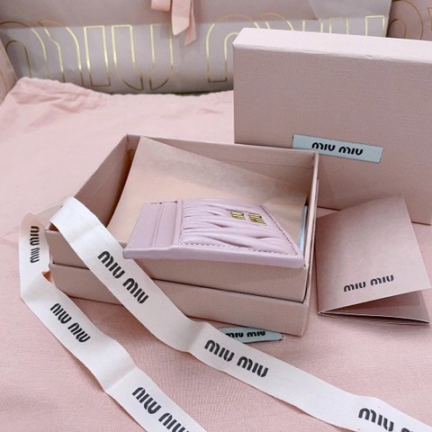 Miu Miu 5MC076_2FPP_F0E18 마테라세 나파 가죽 카드 홀더 Alabaster 핑크 M1