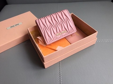 Miu Miu 5MV204_2FPP_F0E18 스몰 마틀라세 나파 가죽 지갑 Alabaster Pink M1
