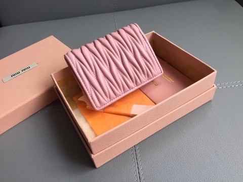 Miu Miu 5MV204_2FPP_F0E18 스몰 마틀라세 나파 가죽 지갑 Alabaster Pink M1