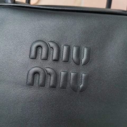 미우미우 5BB117_2DDJ_F0002_V_OOO 가죽 보백 블랙 M1
