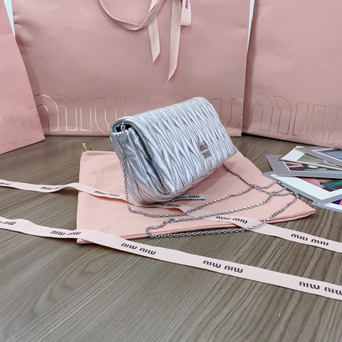 Miu Miu 5BP086 Matelassé 나파 가죽 미니 백 실버 M1