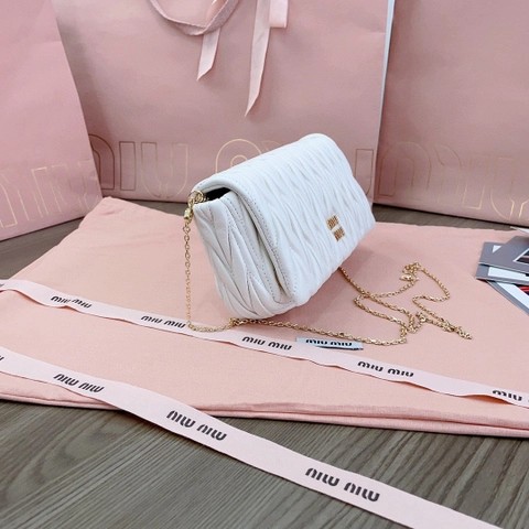 Miu Miu 5BP086 Matelassé 나파 가죽 미니 백 화이트 M1