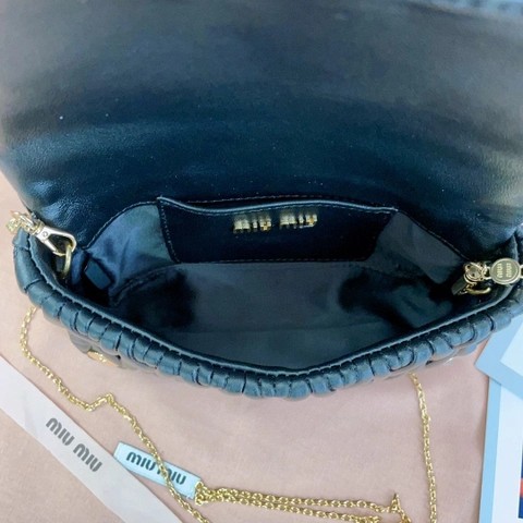 Miu Miu 5BP086 Matelassé 나파 가죽 미니 백 블랙 M1