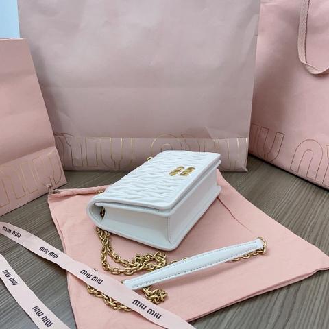 Miu Miu 5BP065 마테라세 나파 가죽 미니 백 샌드 화이트 M1