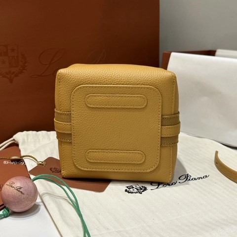 로로 피아나 마이크로 베일 백, 그레인드 카프스킨 FAM7943