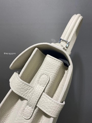 크리스피 카프 소재의 Delvaux Tempête MM AA0611AMF 화이트
