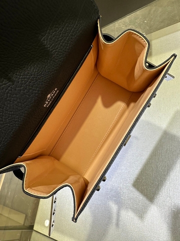 크리스피 카프 소재의 Delvaux Tempête PM AA0611AMF 블랙 PHW