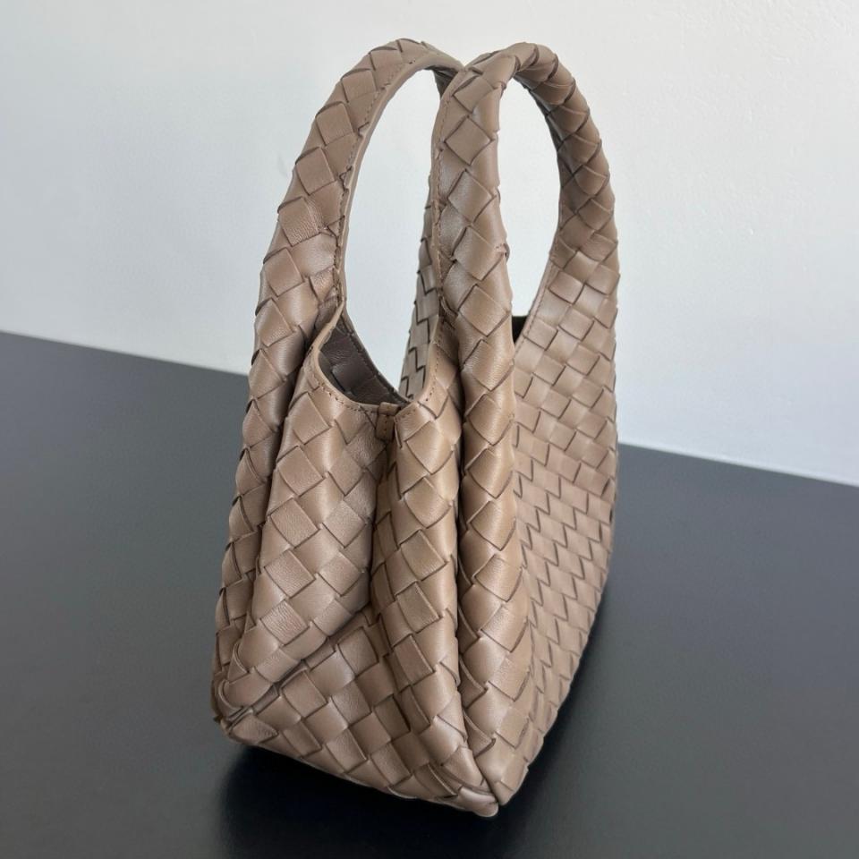 Bottega Veneta 스몰 캄파나 솔방울 854248V4 28x16x15cm