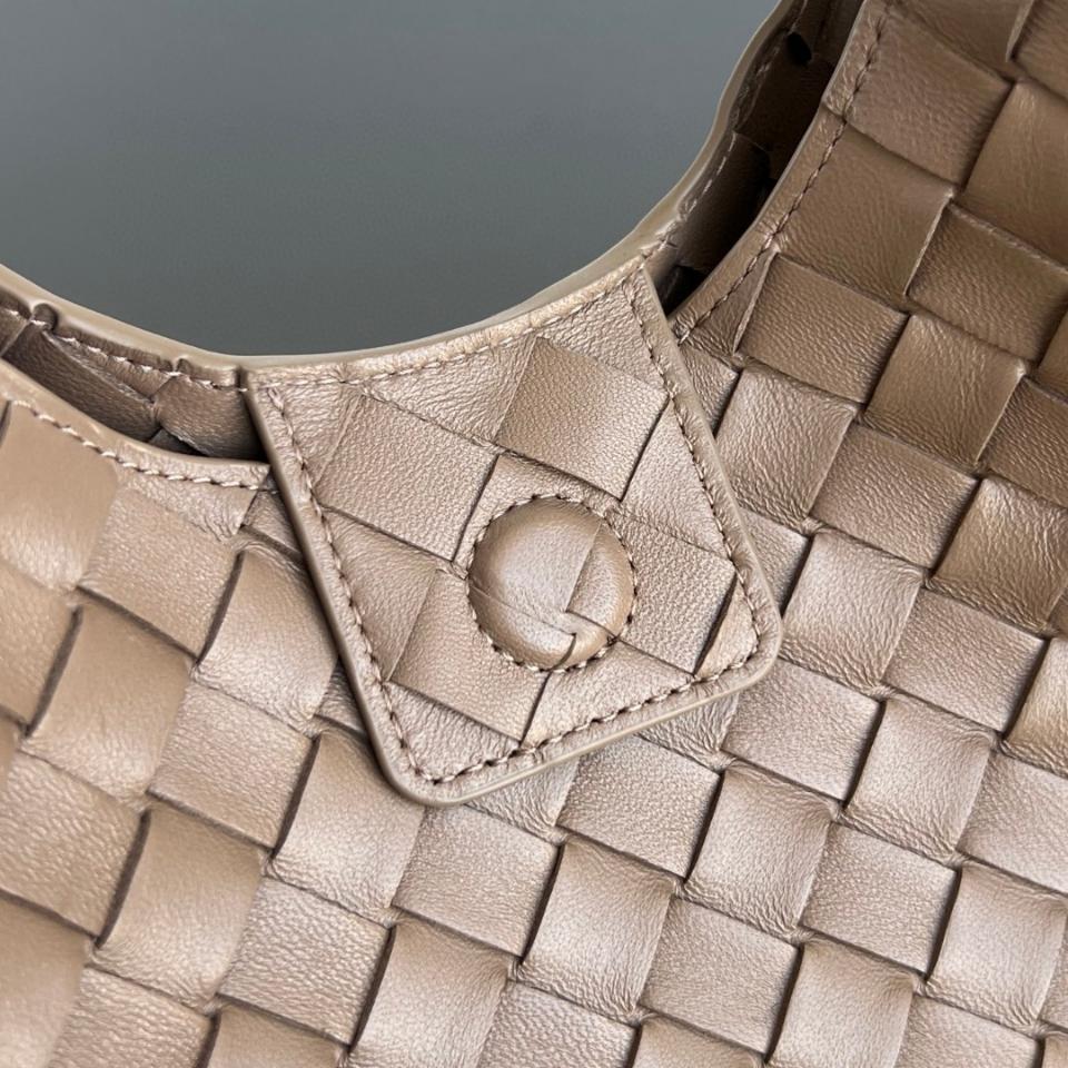 Bottega Veneta 스몰 캄파나 솔방울 854248V4 28x16x15cm