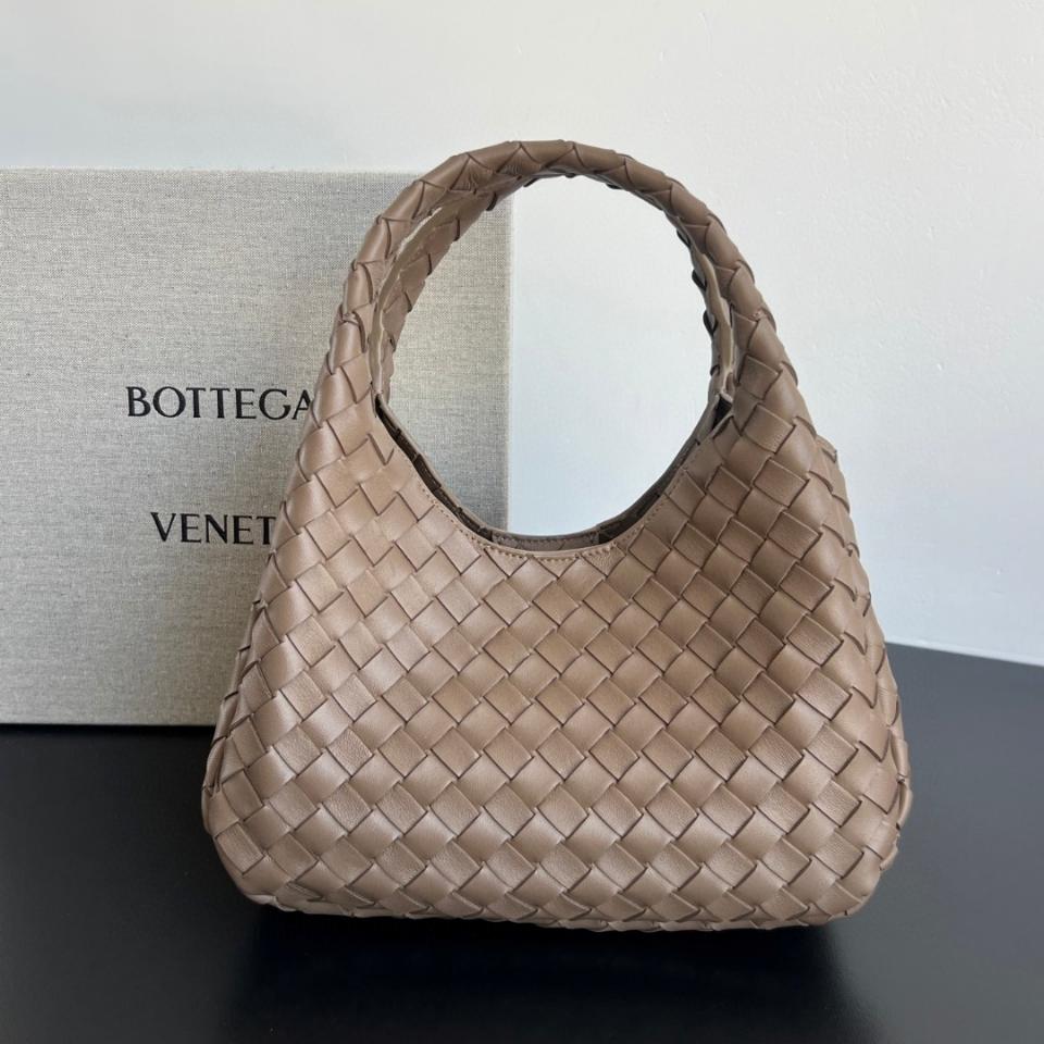 Bottega Veneta 스몰 캄파나 솔방울 854248V4 28x16x15cm