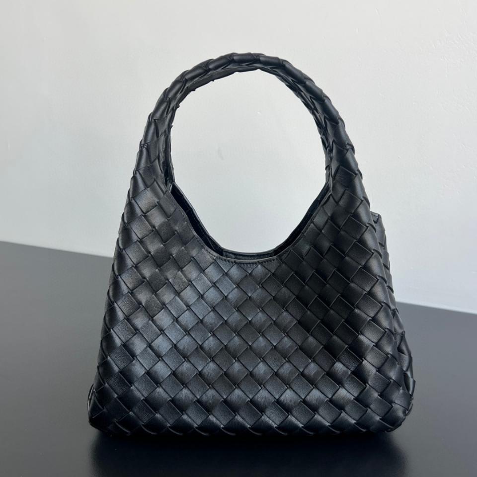 Bottega Veneta 스몰 캄파나 솔방울 854248V4 28x16x15cm