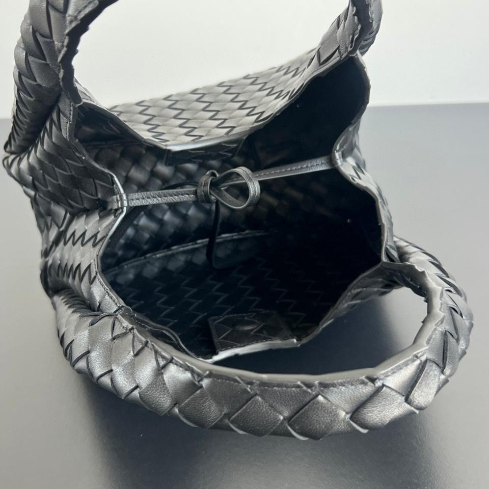Bottega Veneta 스몰 캄파나 솔방울 854248V4 28x16x15cm