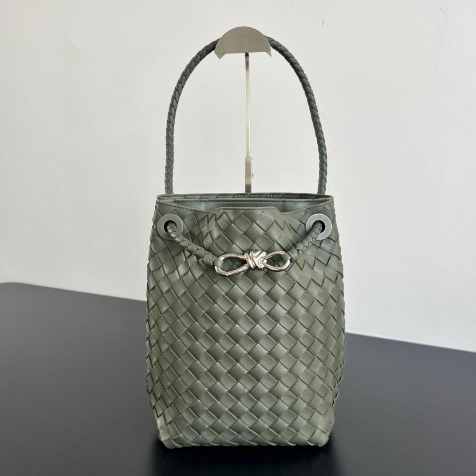 보테가베네타 스몰 안디아모 버킷 피클 855759V 25x18.5x11cm