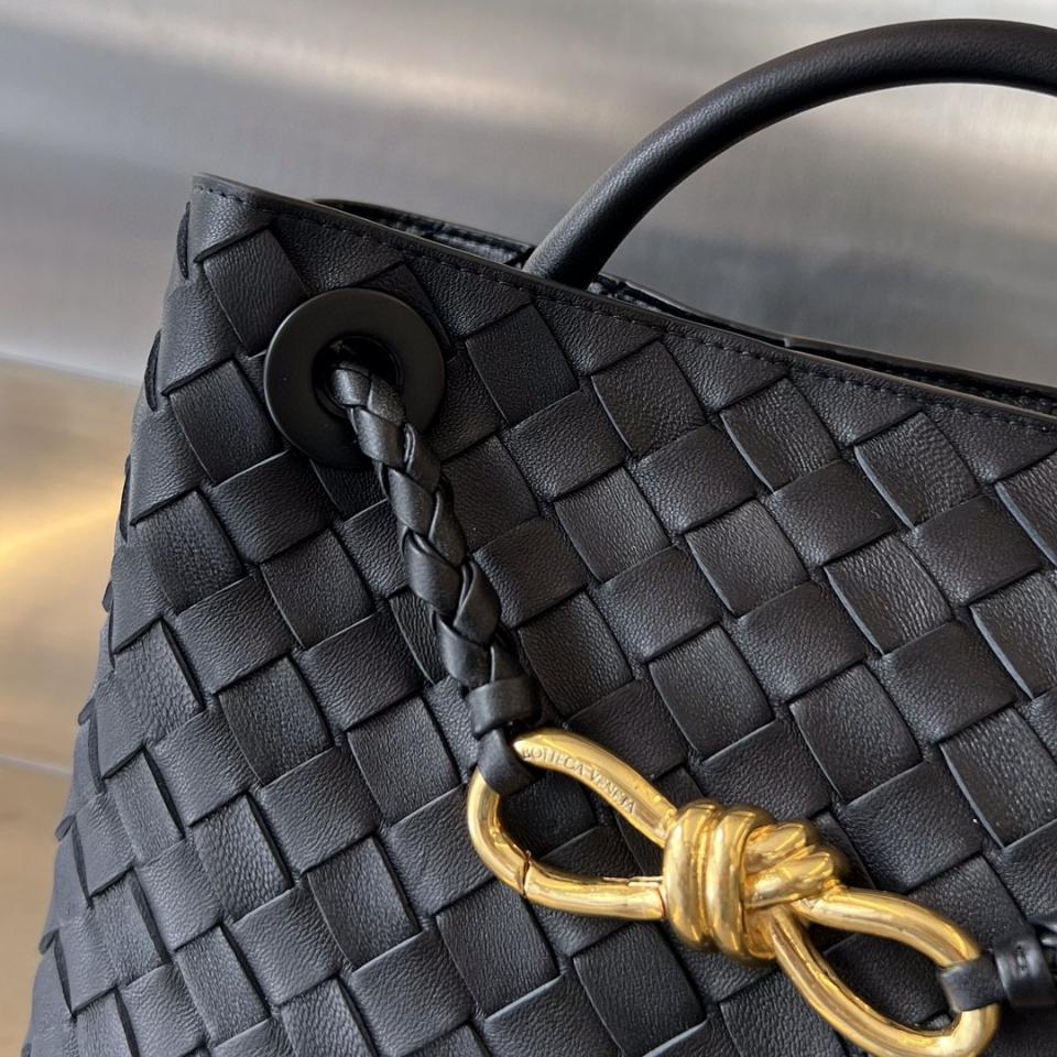 Bottega Veneta 스몰 안디아모 블랙 골드 톤 메탈 743568 25x22x10.5 cm