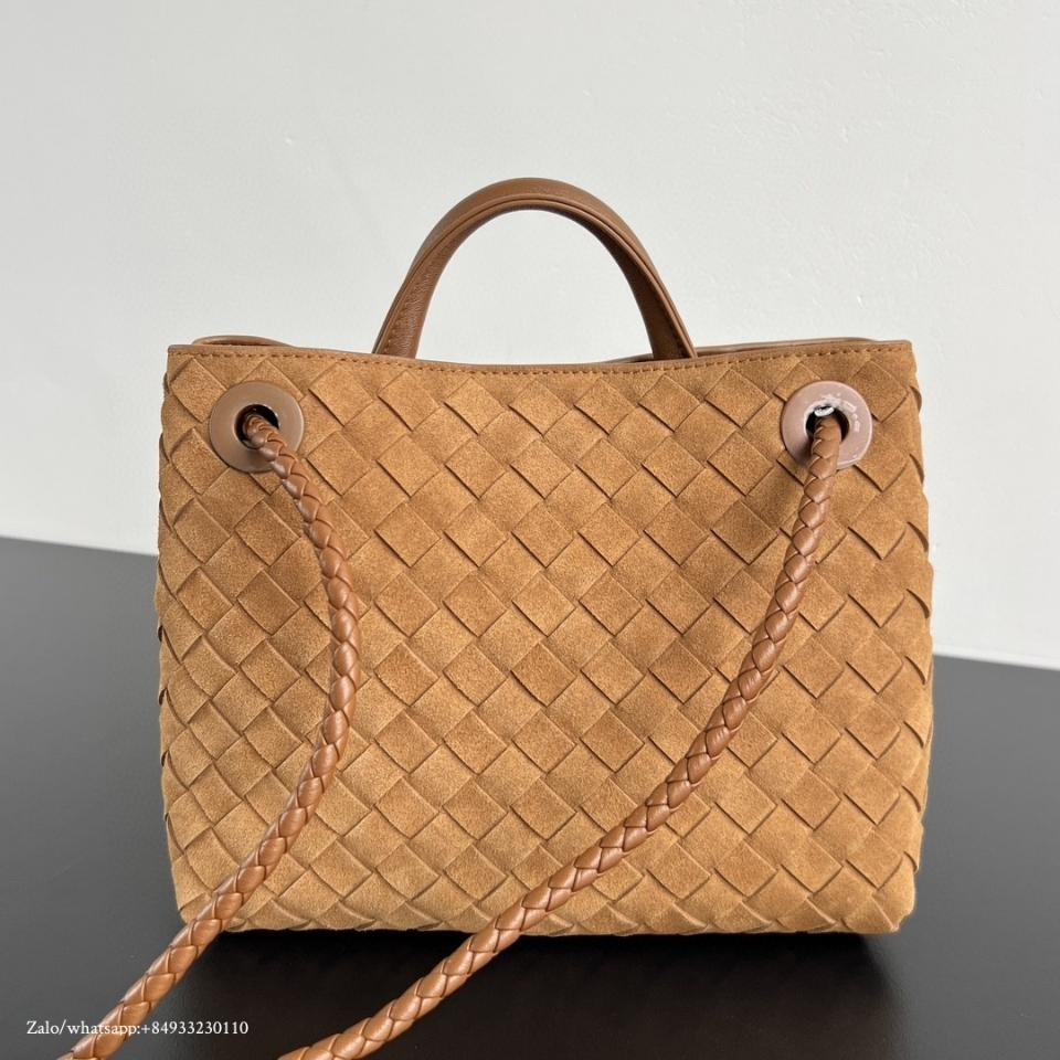 Bottega Veneta 스몰 안디아모 앰버 스웨이드 743568 25x22x10.5 cm