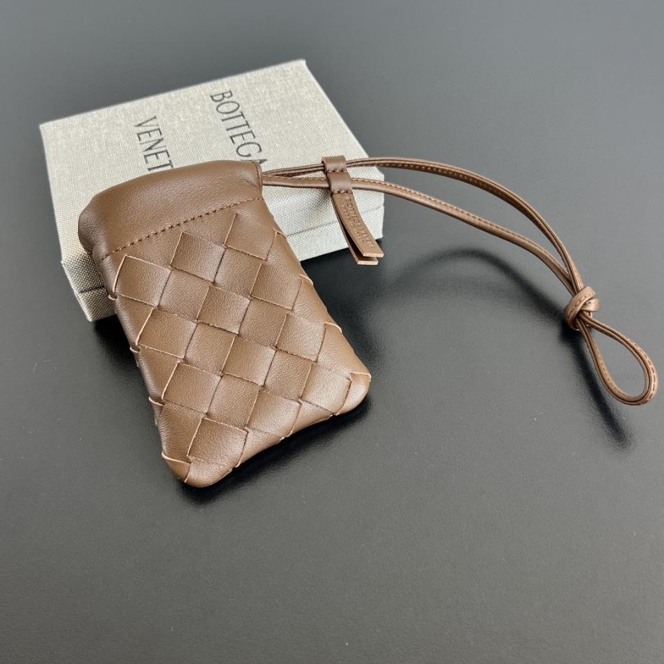 보테가 베네타 마이크로 더스트백 (씨솔트 브라운, 843903, 11x8.5cm)