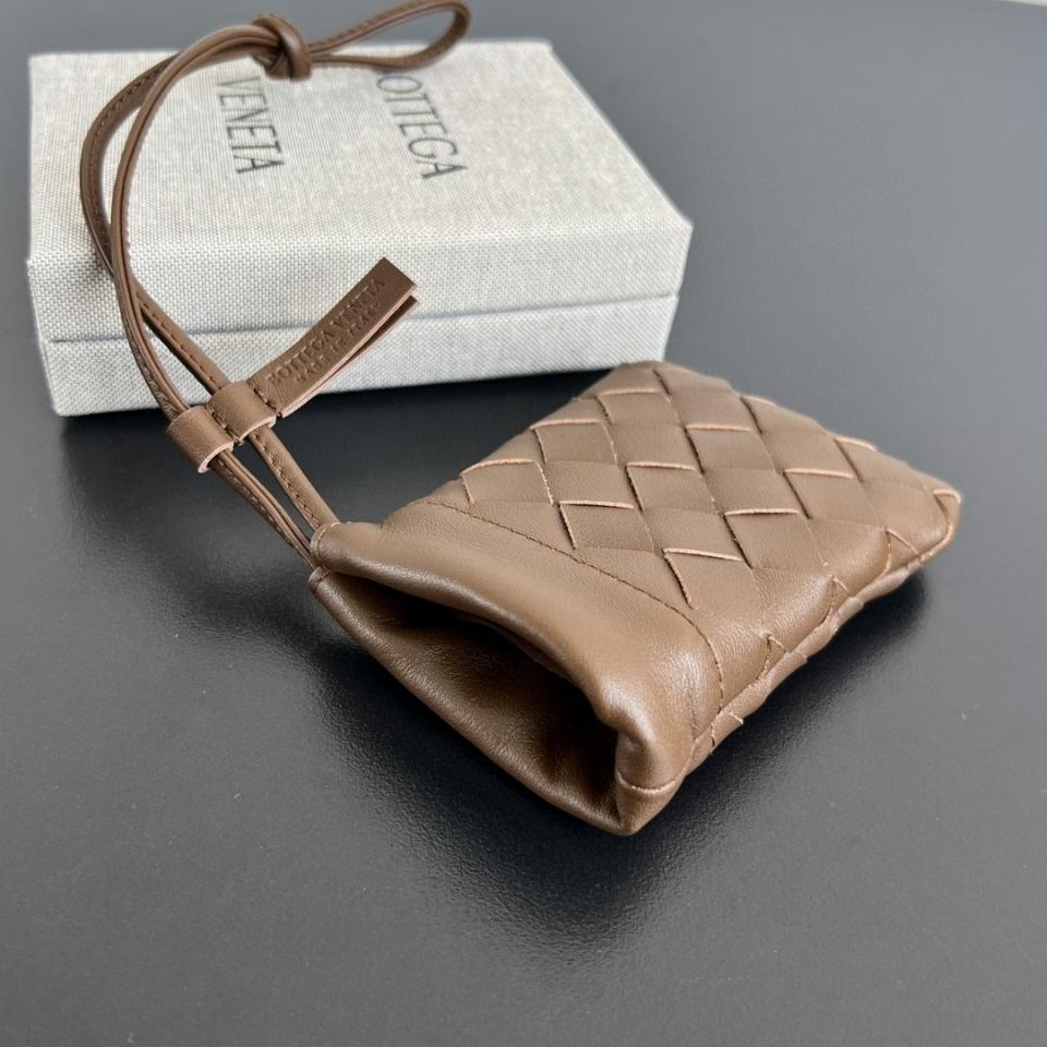 보테가 베네타 마이크로 더스트백 (씨솔트 브라운, 843903, 11x8.5cm)