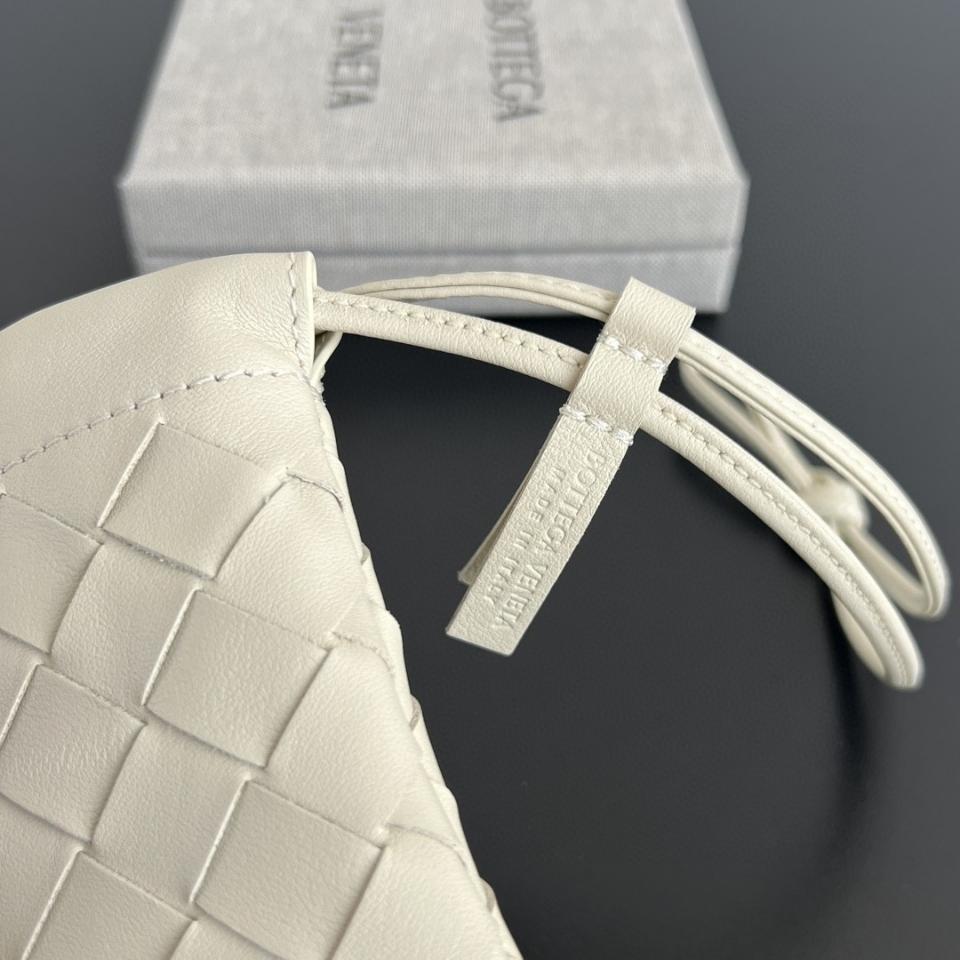 보테가 베네타 마이크로 더스트백 (씨솔트 색상, 843903, 11x8.5cm)