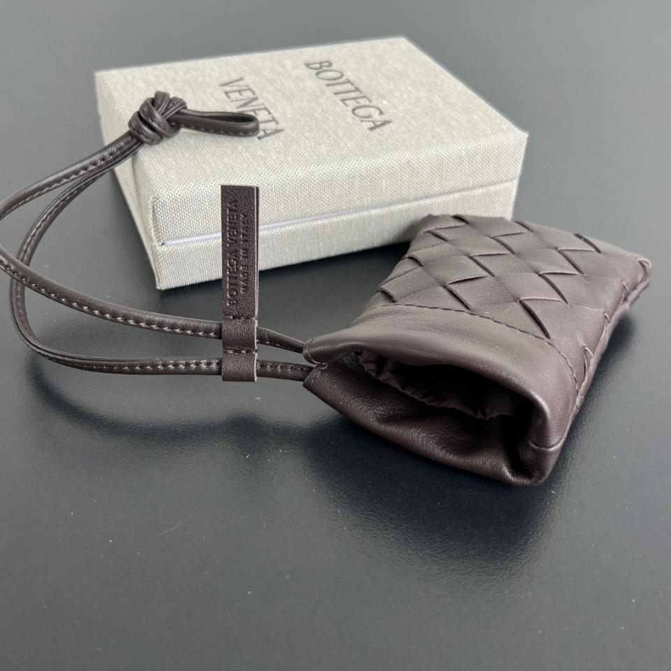 보테가 베네타 마이크로 더스트백 다크 버건디 색상 843903 11x8.5cm