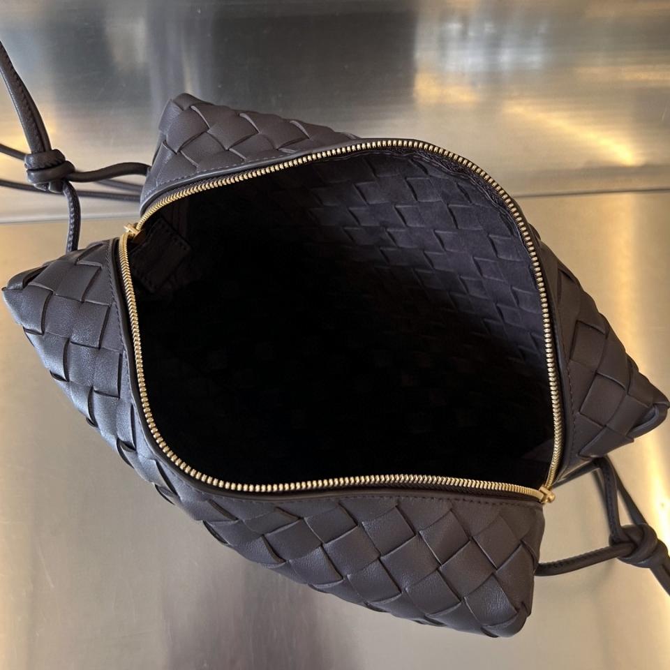 보테가 베네타 미디엄 루프 카메라 백 폰단트 680256 25x18x11cm