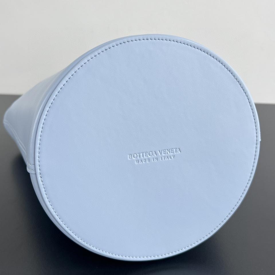 Bottega Veneta 미디엄 Liberta 블루 아이스 806038 30x18x18cm