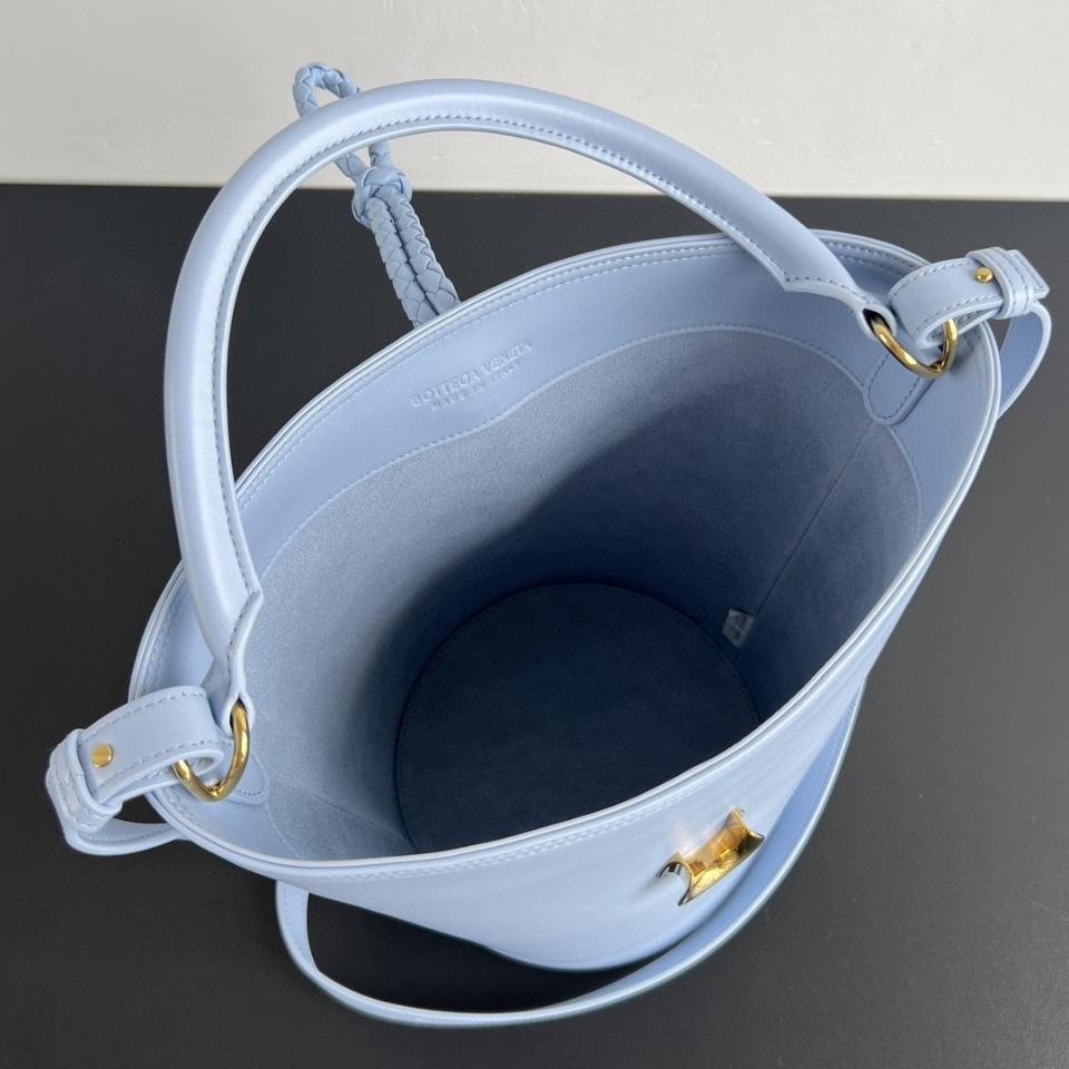 Bottega Veneta 미디엄 Liberta 블루 아이스 806038 30x18x18cm