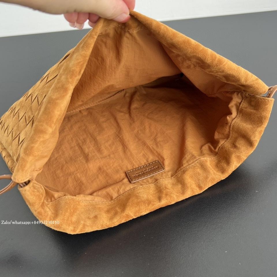 보테가 베네타 미디엄 더스트백 앰버 스웨이드 796728 32x23x1cm