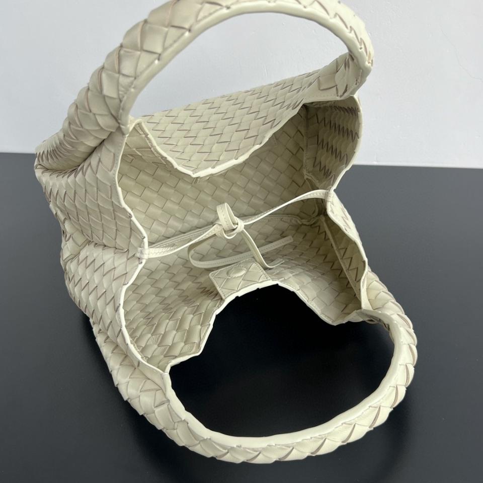 보테가 베네타 미디엄 캄파나 씨솔트 색상 844249V4 (33x20x16.5cm)