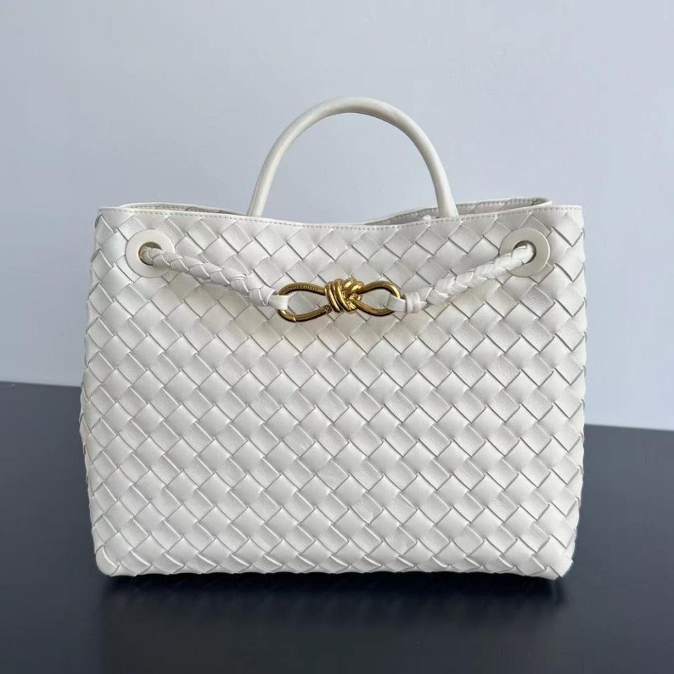 BOTTEGA VENETA 미디엄 안디아모 씨솔트 743572 32x25x11cm