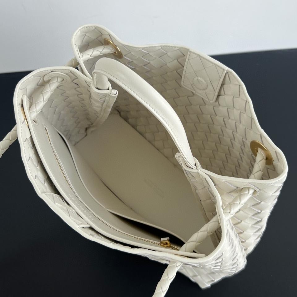 BOTTEGA VENETA 미디엄 안디아모 씨솔트 743572 32x25x11cm