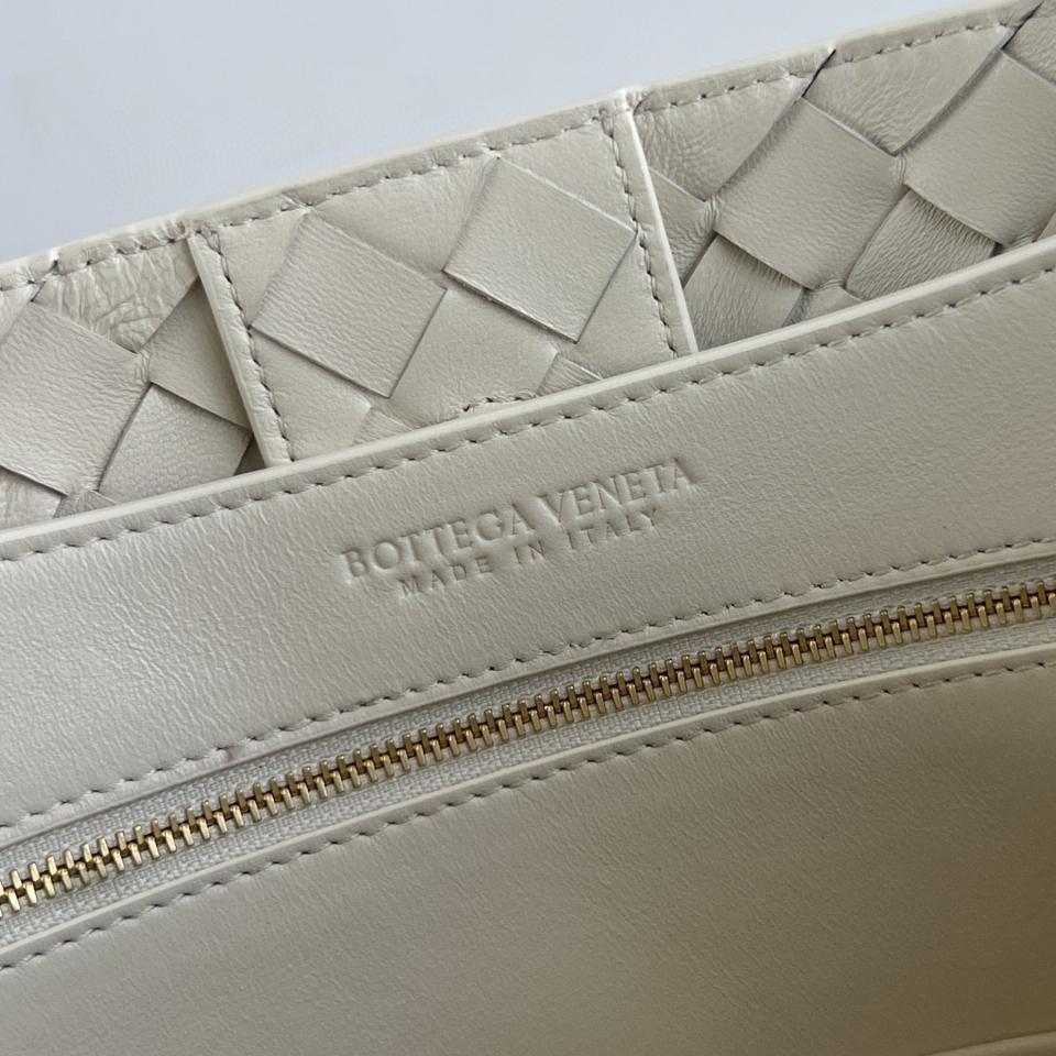 BOTTEGA VENETA 미디엄 안디아모 씨솔트 743572 32x25x11cm