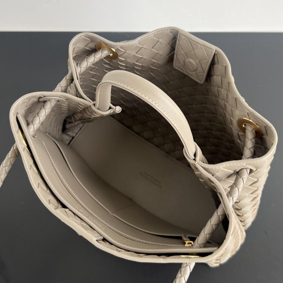 BOTTEGA VENETA 미디엄 안디아모 라임스톤 743572 32x25x11cm