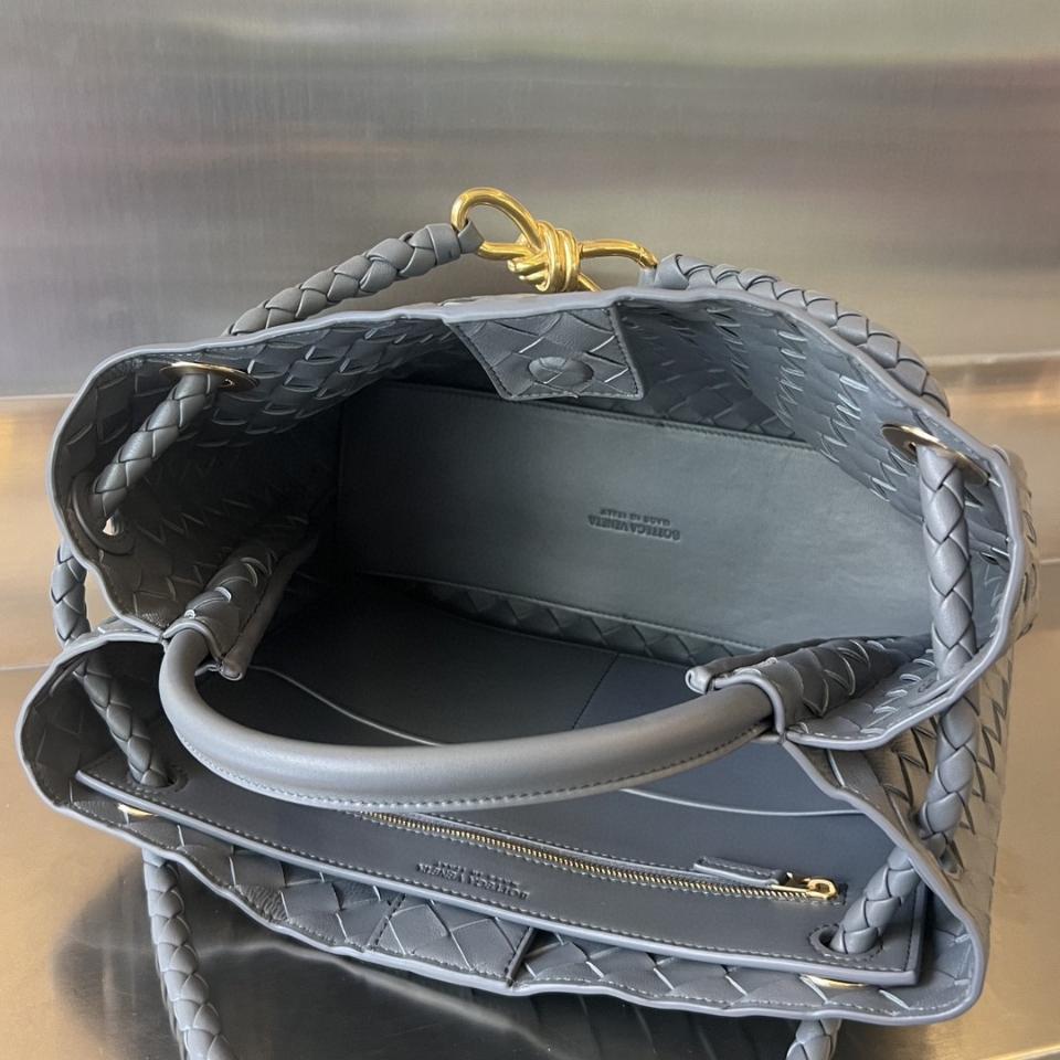 BOTTEGA VENETA 미디엄 안디아모 다크그레이 743572 32x25x11cm