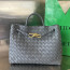 BOTTEGA VENETA 미디엄 안디아모 다크그레이 743572 32x25x11cm