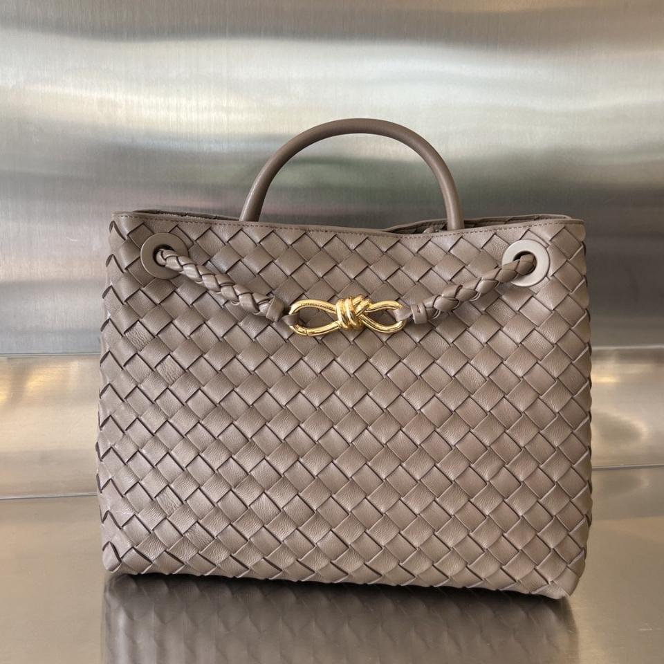 BOTTEGA VENETA 미디엄 안디아모 브라운 743572 32x25x11cm