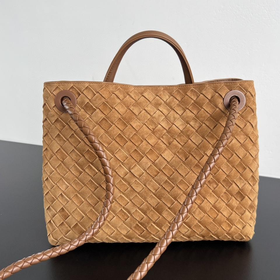 BOTTEGA VENETA 미디엄 안디아모 앰버 스웨이드 743572 32x25x11cm
