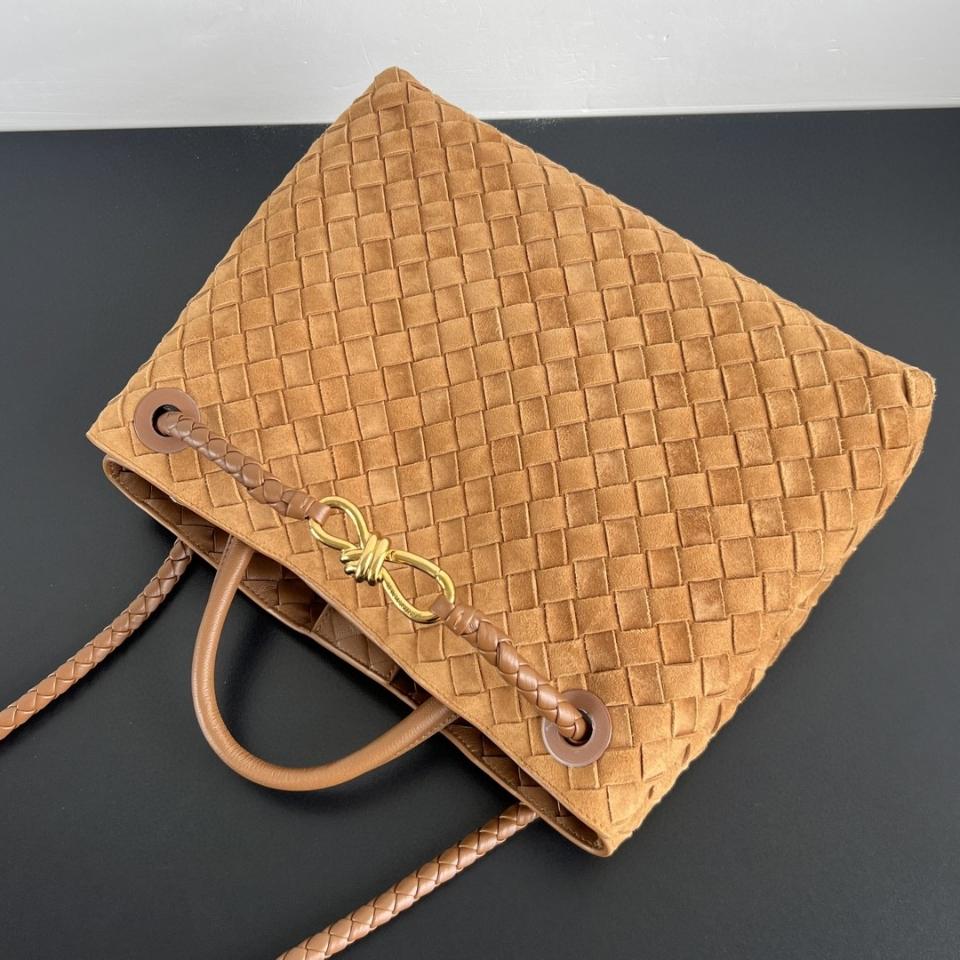 BOTTEGA VENETA 미디엄 안디아모 앰버 스웨이드 743572 32x25x11cm