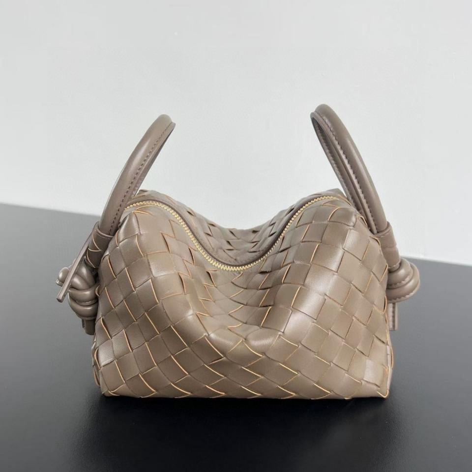 보테가 베네타 루프 탑 핸들 솔방울 796615V2 19x12x9cm