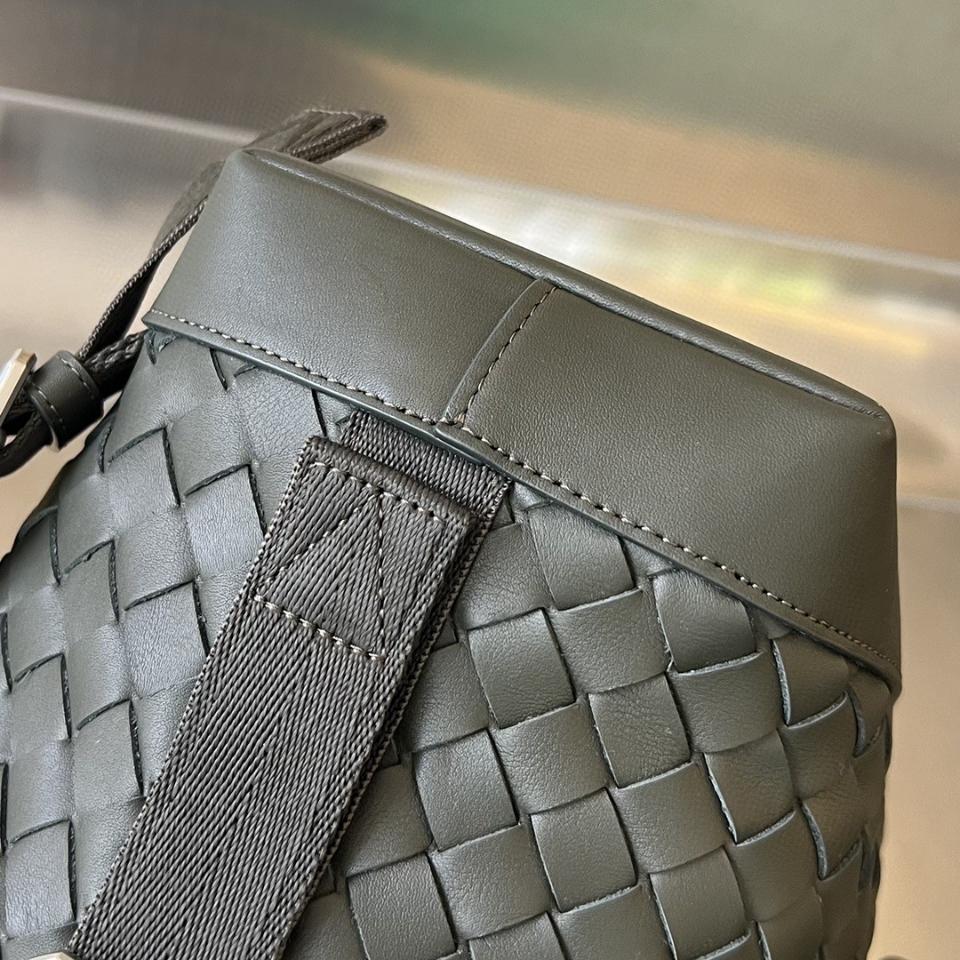 Bottega Veneta 인트레치아토 백팩 다크 카키 653118 42x30x13cm