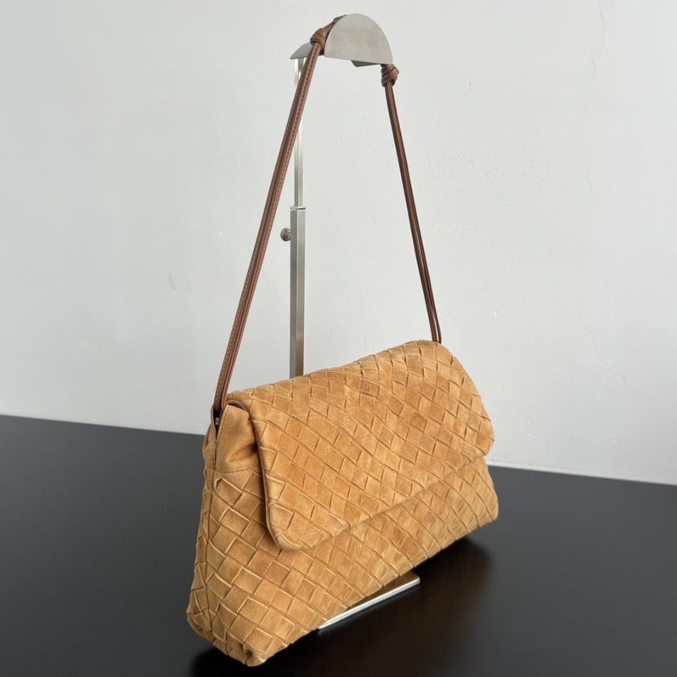 Bottega Veneta Giorno 인트레치아토 베이지 스웨이드 숄더백 857657 33x19x8cm