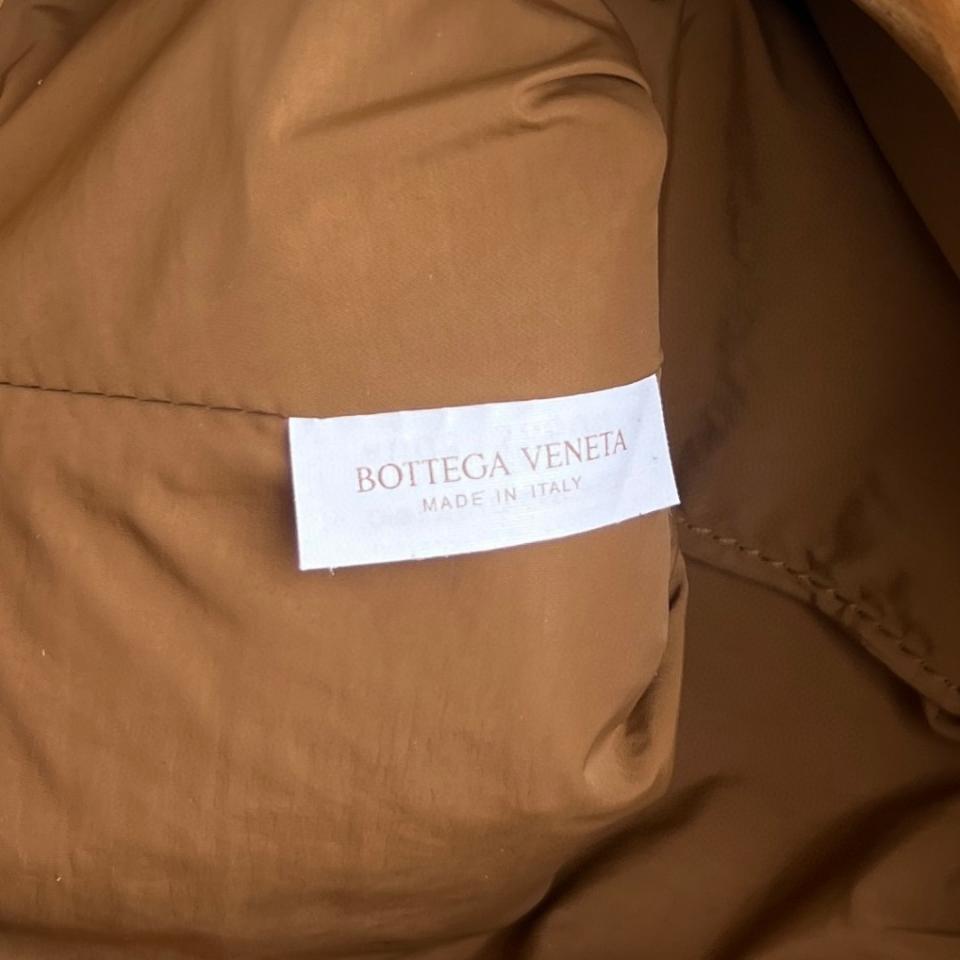 Bottega Veneta Giorno 인트레치아토 베이지 스웨이드 숄더백 857657 33x19x8cm