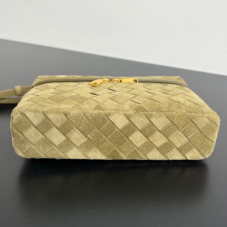 보테가 베네타 스웨이드 뱅뱅 카키 789109 23x13x6CM