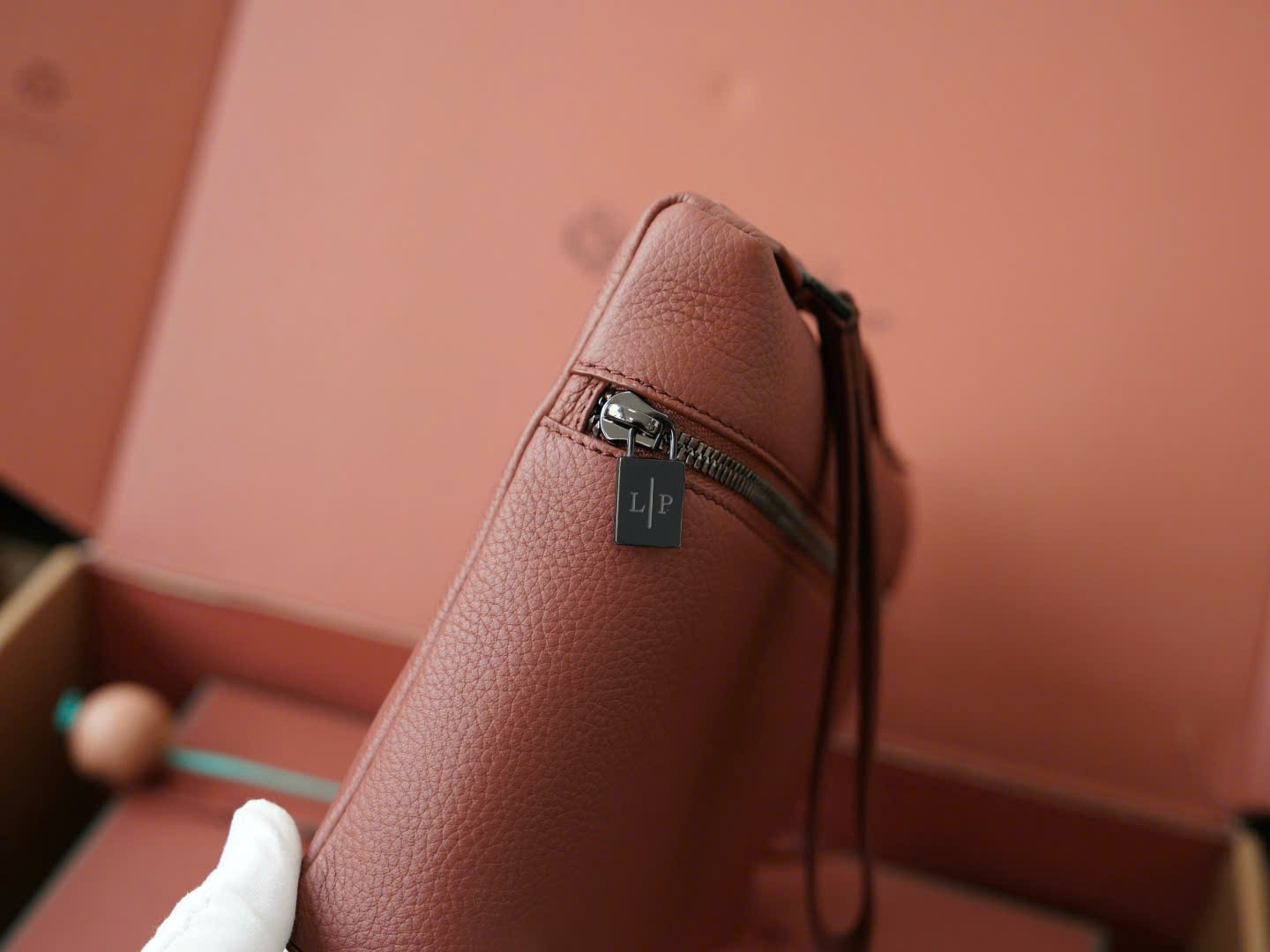 로로피아나 Extra Pouch L29 남성용 가죽 클러치백