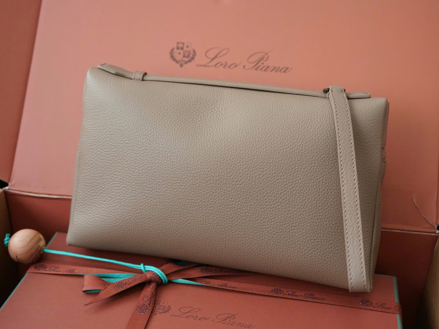 로로피아나 Extra Pouch L29 남성용 가죽 클러치백