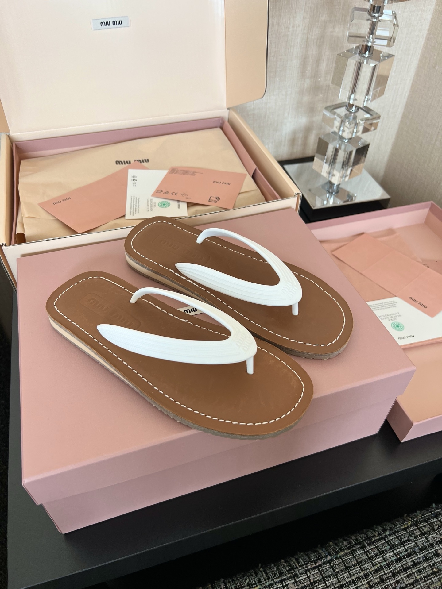 MIU MIU 로고 클립 장식 여성 로퍼