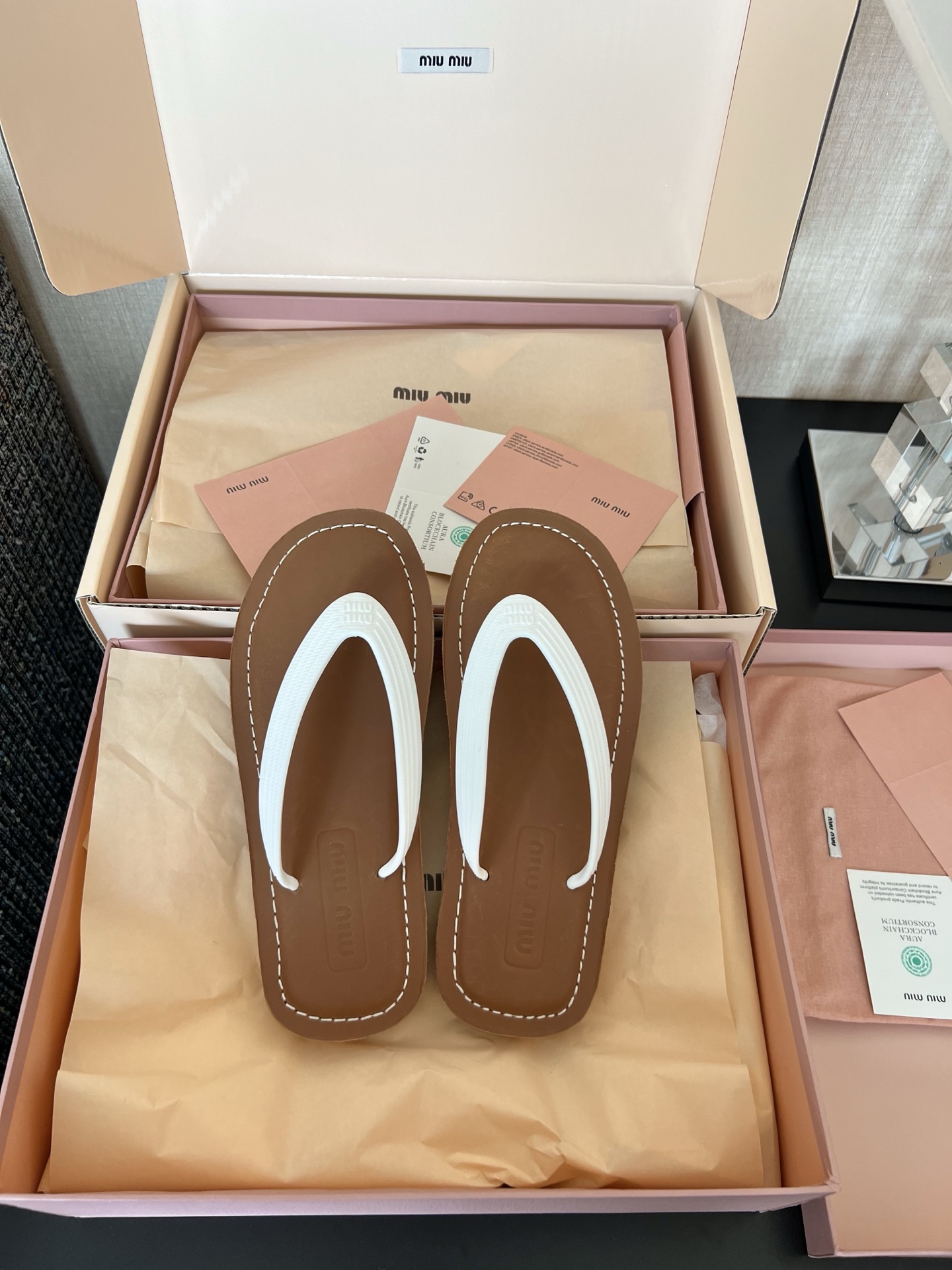 MIU MIU 로고 클립 장식 여성 로퍼