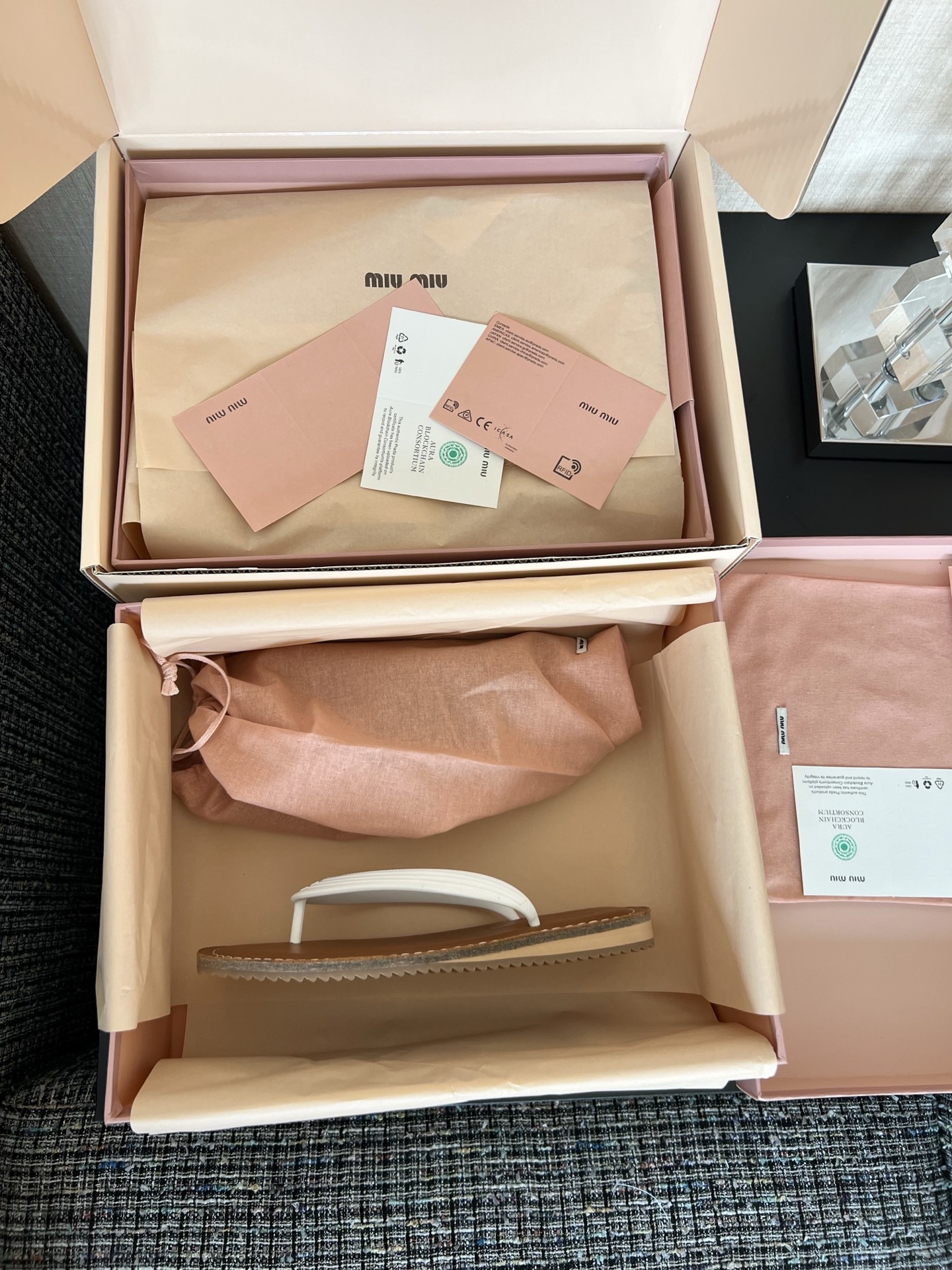 MIU MIU 로고 클립 장식 여성 로퍼